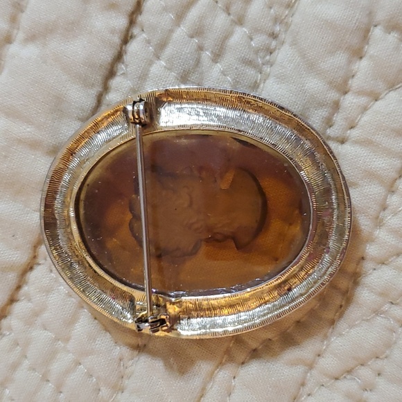 Cameo Brooch - Picture 2 of 3